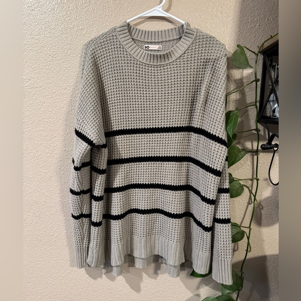 juniors' SO striped crewneck sweater.